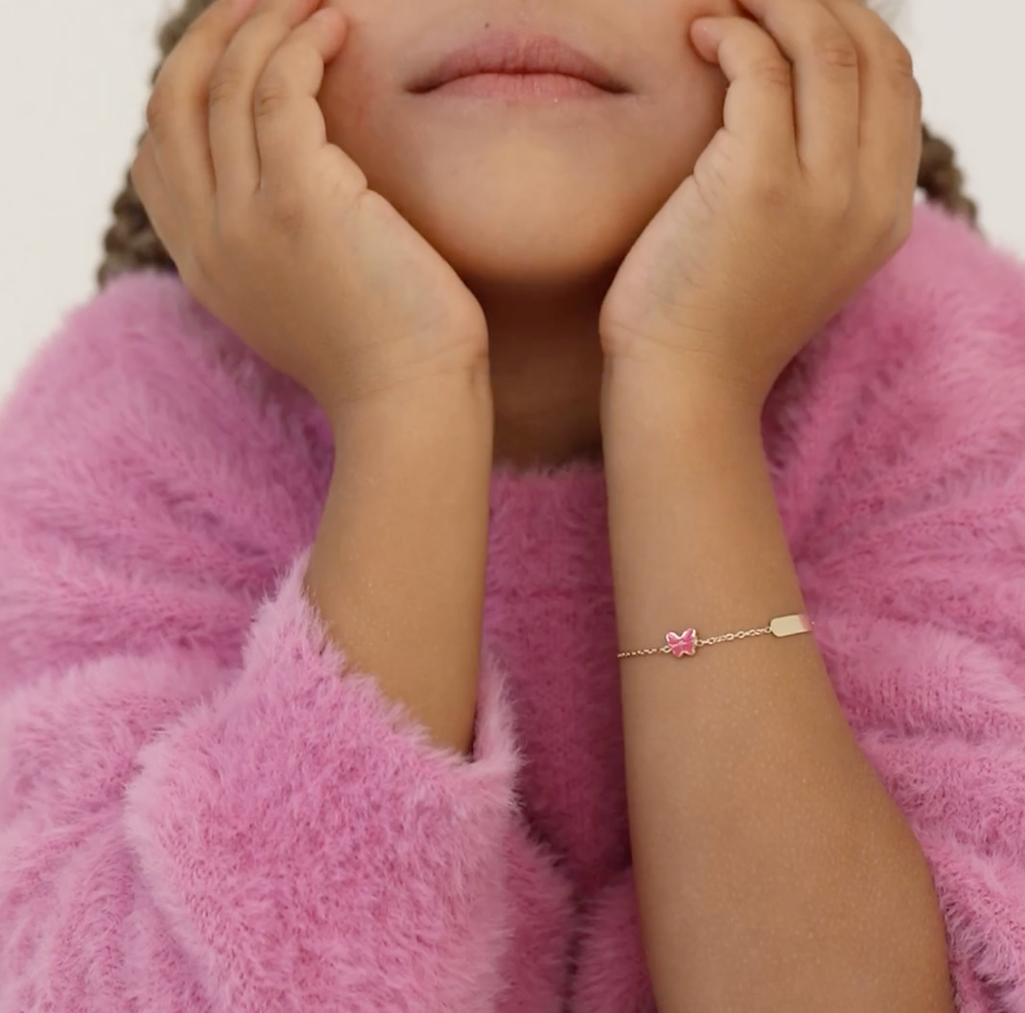 Manilla para niñas con mariposa rosa grabable de oro de 14 k