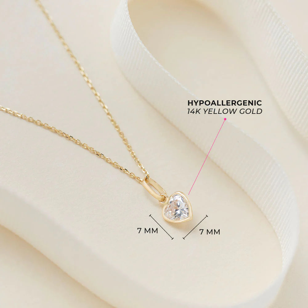 Collar de corazón con piedra de nacimiento simulada brillante de 14k