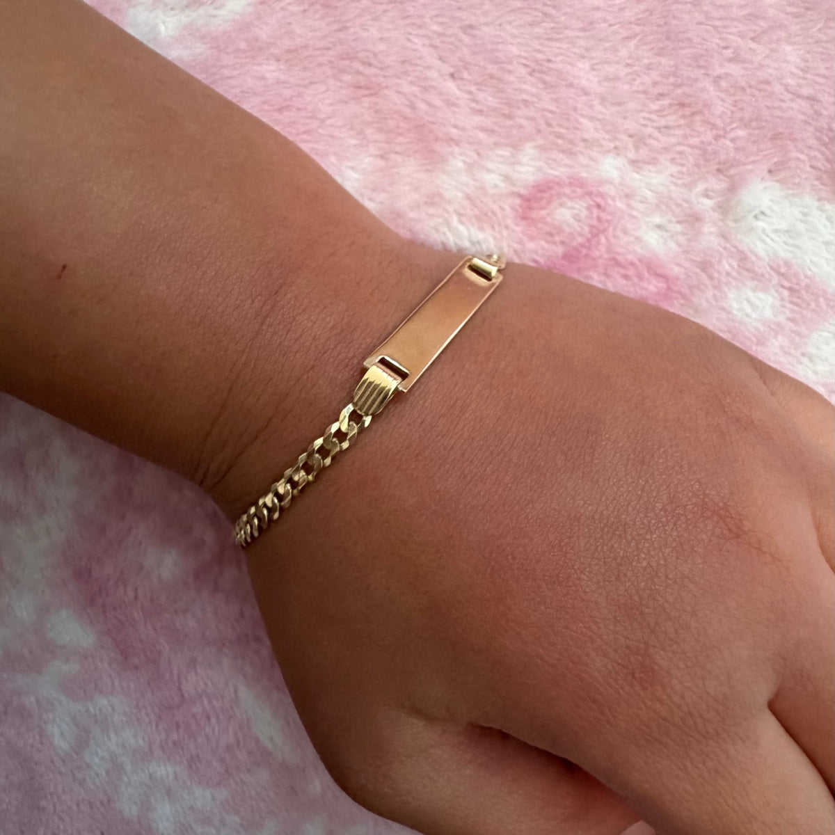 Brazalete infantil de 10k de oro brillante con placa de identificación, 15.24 cm