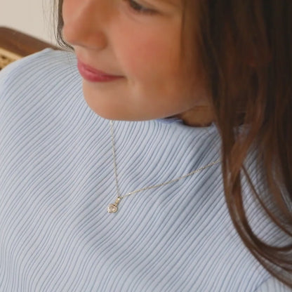 Collar de corazón con piedra de nacimiento simulada brillante de 14k