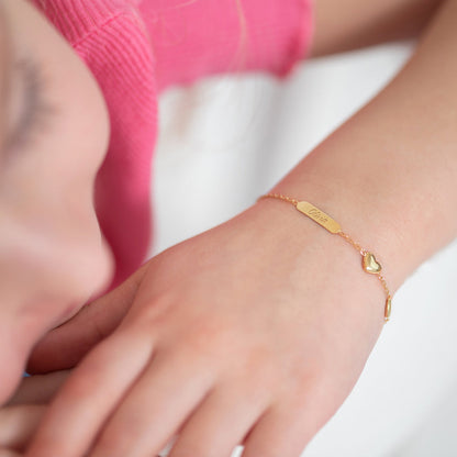 Manilla para niños pequeños con corazón inflado grabable de oro de 14 k