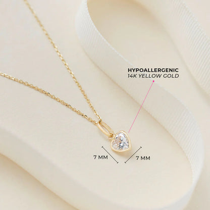 Collar de corazón con piedra de nacimiento simulada brillante de 14k
