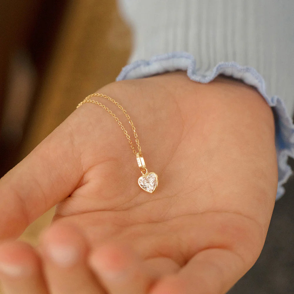 Collar de corazón con piedra de nacimiento simulada brillante de 14k